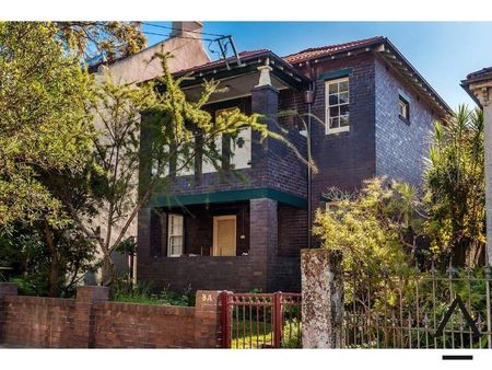 Two Bedroom Art-Deco Apartment - Photo 2