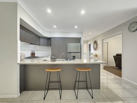 4 Bedroom Home in Prime Parklakes Estate!!! - Photo 4