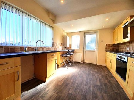 2 bedroom semi-detached bungalow to rent - Photo 2