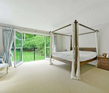 Impressive detached property in sought after private road. - Photo 2