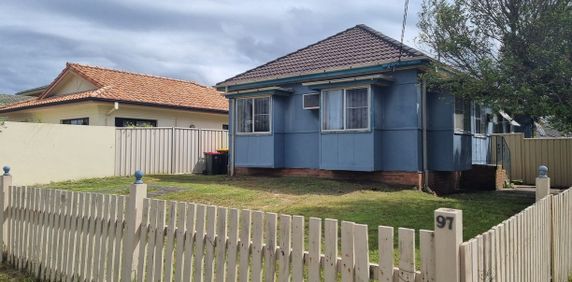 CHARMING HOME IN A GREAT LOCATION!! - Photo 2