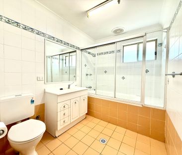 Neat and tidy 3 bedroom home with Split system air conditioning! - Photo 2