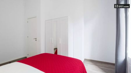 Room in a shared 7-bedroom apartment for rent in La Dreta de l'Eixample, perfect for professionals and students - Photo 5