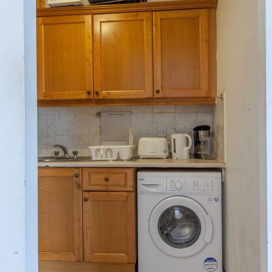 Bright room in 4-bedroom apartment in Stoneybatter, Dublin - Photo 1