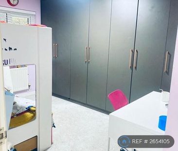 3 bedroom end of terrace house to rent - Photo 2