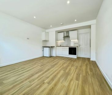 Ground floor maisonette to rent on - Photo 5