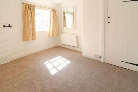 2 bedroom end of terrace house to rent - Photo 3