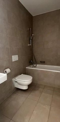 Magnifique appartement de 2,5 pièces au rez-de-chaussée, offrant une spacieuse terrasse ( G002 ) - Foto 1