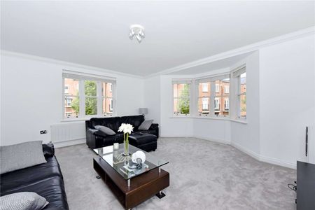 An immaculate two double bedroom apartment situated on the popular and private Longbourn development. - Photo 3