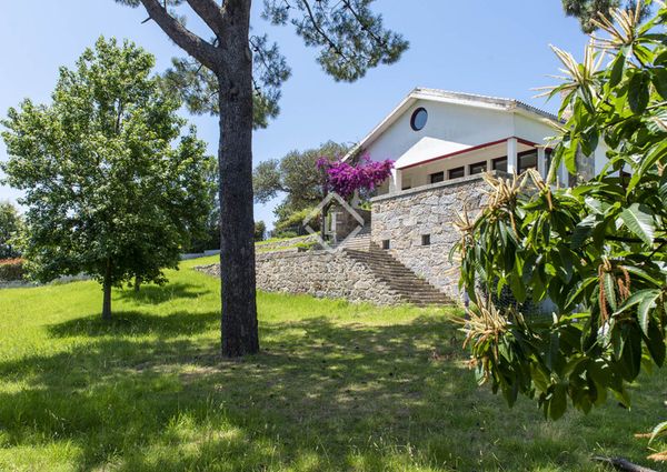 An outstanding contemporary seafront villa for rent with splendid views, located in Cangas, Pontevedra