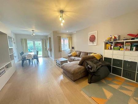 Trenchard Close, Hersham, Walton-on-thames, KT12 - Photo 2
