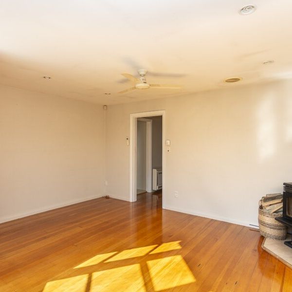 Lovely 3-Bedroom Home in Prime Location! - Photo 1