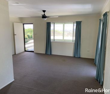 Spacious Family Home in a Quiet Cul-de-Sac! - Photo 3