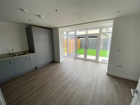 3 bedroom semi-detached house to rent - Photo 4