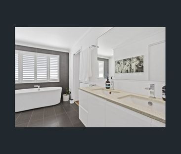 EXECUTIVE LIVING AT ITS BEST! - Photo 3