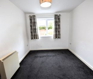 2 bedroom Flat in Flat 10, Leeds - Photo 1