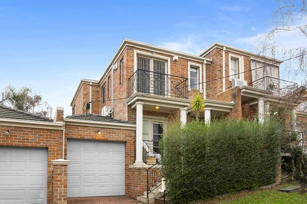 Elevated Georgian Town Home Nestled In Court Location! - Photo 1