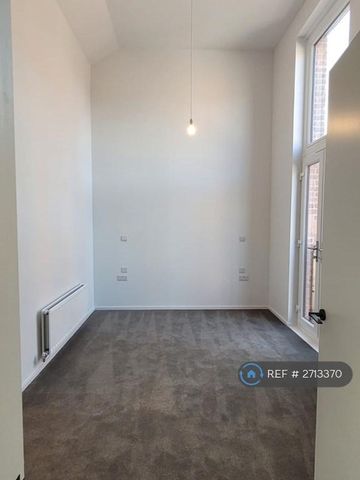 3 bedroom end of terrace house to rent - Photo 2