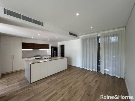 Luxury Townhouse Living - Prime Location with Modern Comforts - Photo 2