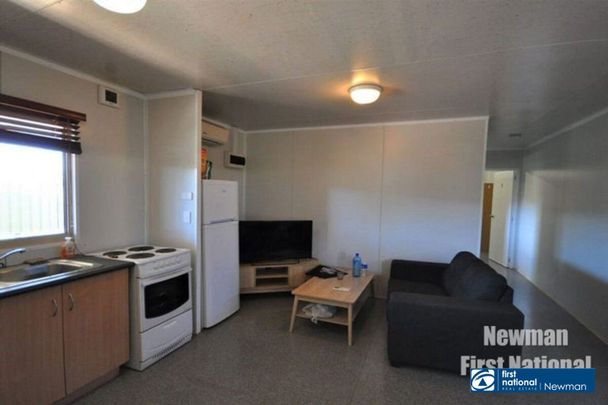 MODERN 3 BEDROOM - Photo 1