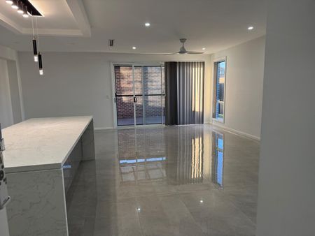 Modern Family Living with 5 Bedrooms & Park Views! - Photo 2