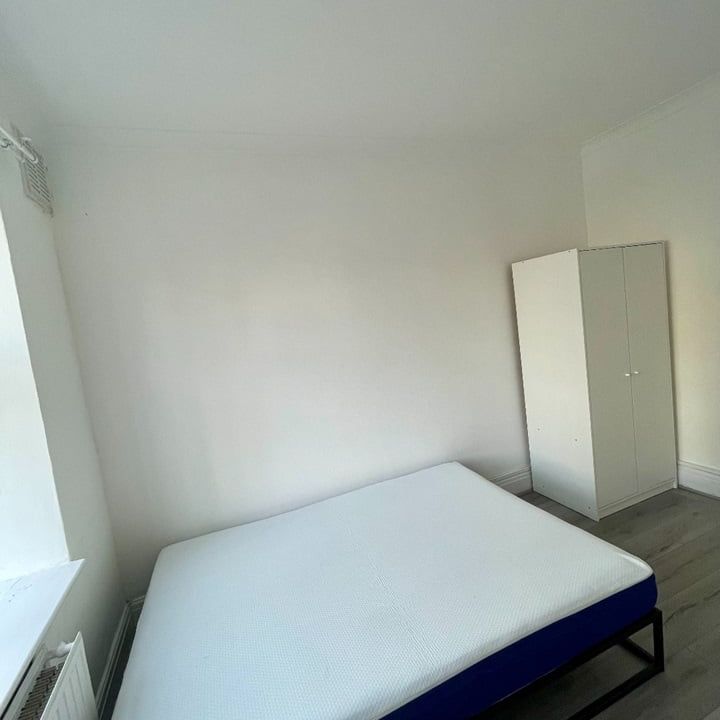 Room in a Shared Flat, Marina Court, E3 - Photo 1