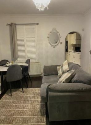 4 bedroom end of terrace house to rent - Photo 1