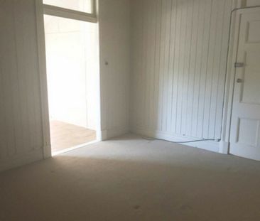 Charming Urban Retreat: Quaint 1-Bedroom Gem with En Suite - Photo 1