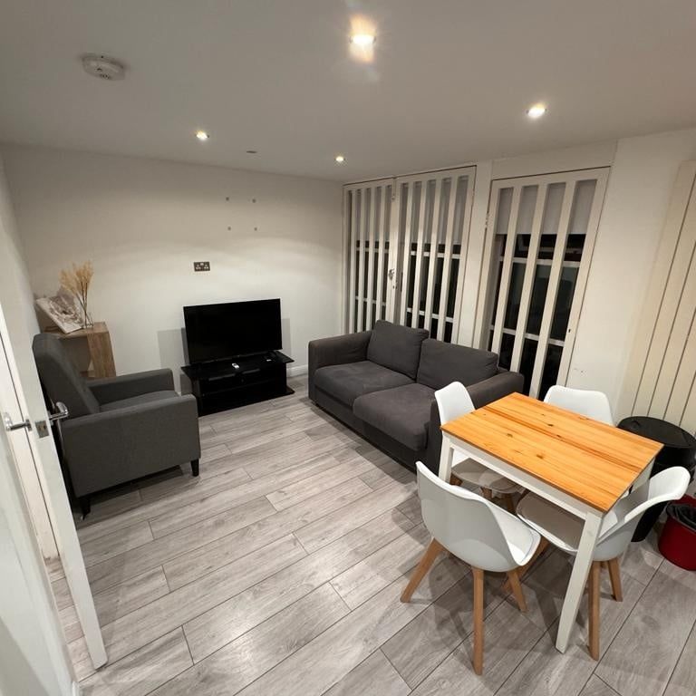 2 Bed Flat, Wimbledon, SW19 - Photo 1
