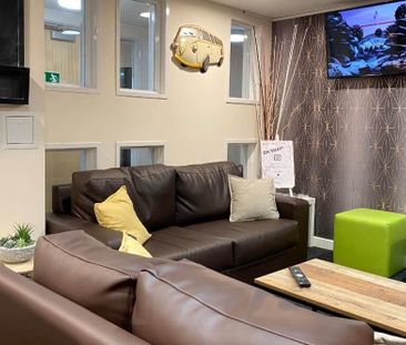 1 bedroom in a flat share to rent - Photo 2