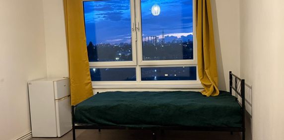 Room in a Shared Flat, Loxford Road, IG11 - Photo 2