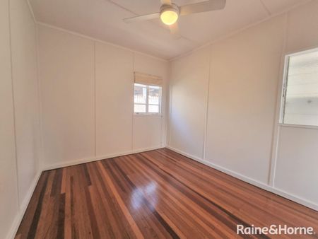 Charming & Spacious Home in a Highly Sought-After Toowong Location - Photo 4