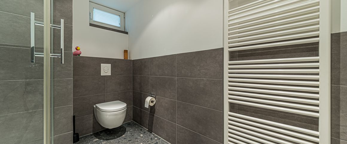Miete inkl. Nebenkosten: 2.300 € pro Monat, plus Strom, inkl. Heizung - Photo 1