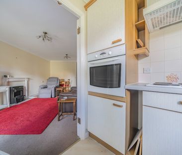 Flat to rent - Marvels Lane, London, SE12 - Photo 2