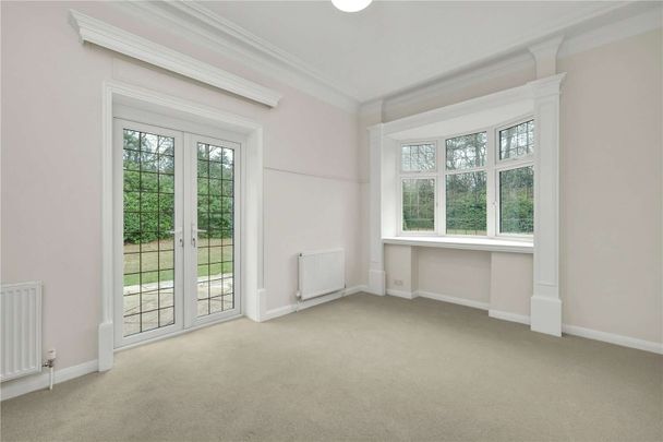 Recently refurbished, spacious two-bedroom garden flat in a convenient Sunningdale location. - Photo 1