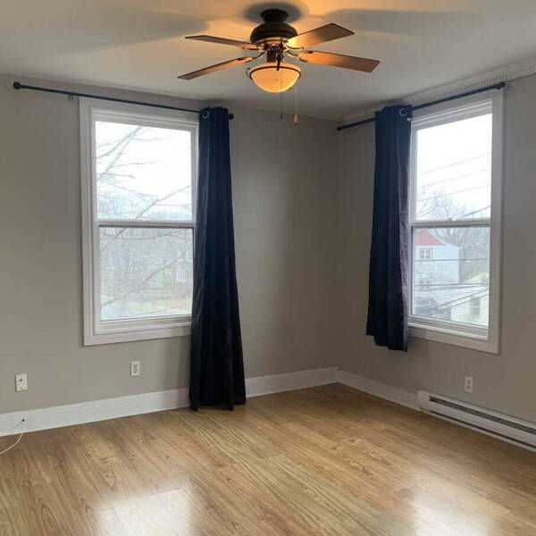 School St - 1 BR Upper Flat in Great Dartmouth Location! - Photo 1