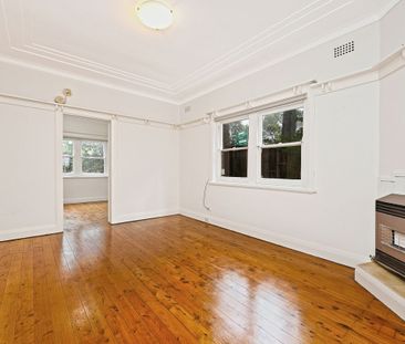 Spacious Art Deco Apartment - Photo 2