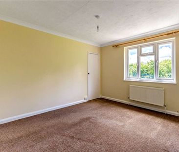Three bedroom house available immediately in desirable location - Photo 2