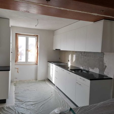 6.5 rooms under the roof, renovated, very large living space, balconies - Photo 4