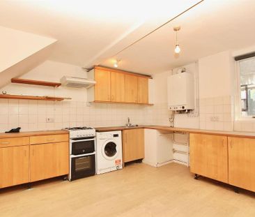 2 bedroom mews to rent - Photo 3