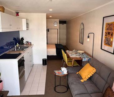 City gem with balcony and hot/cold water included - Photo 3