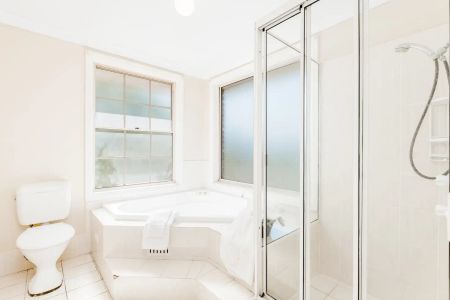 “Sun-Drenched Family Manor” - Photo 4