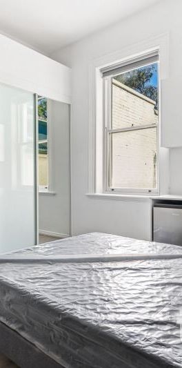 RECENTLY RENOVATED & FURNISHED SELF - CONTAINED ROOM - Photo 1