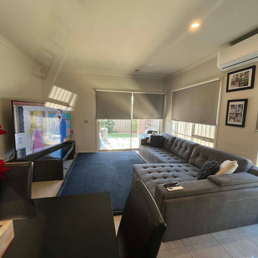 Cranbourne West - Photo 1