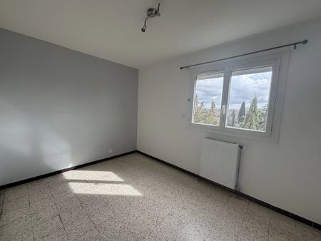 Location Appartement 3 pièces 72m² NIMES 30000 - Photo 3