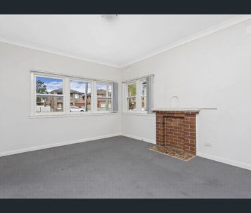 Charming Two Bedroom Home in Prime Location! - Photo 1