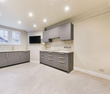 4 bedroom in London - Photo 1