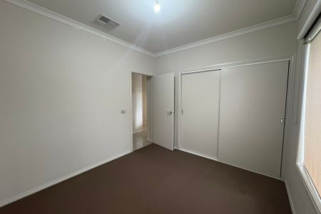 2/125 Fordholm Road, Hampton Park VIC - Photo 2