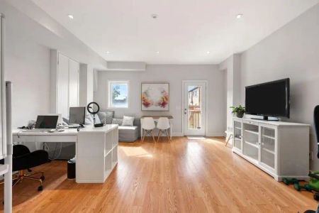 Toronto Furnished House for Rent - Stunning 3 Bedroom, 2.5 Bathroom with City Views and Private Garage - Photo 3