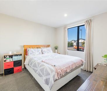 Immaculate 3 bedroom townhouse with garage! - Photo 2